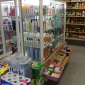 Hygiene-Artikel vor und neben einer Vitrine